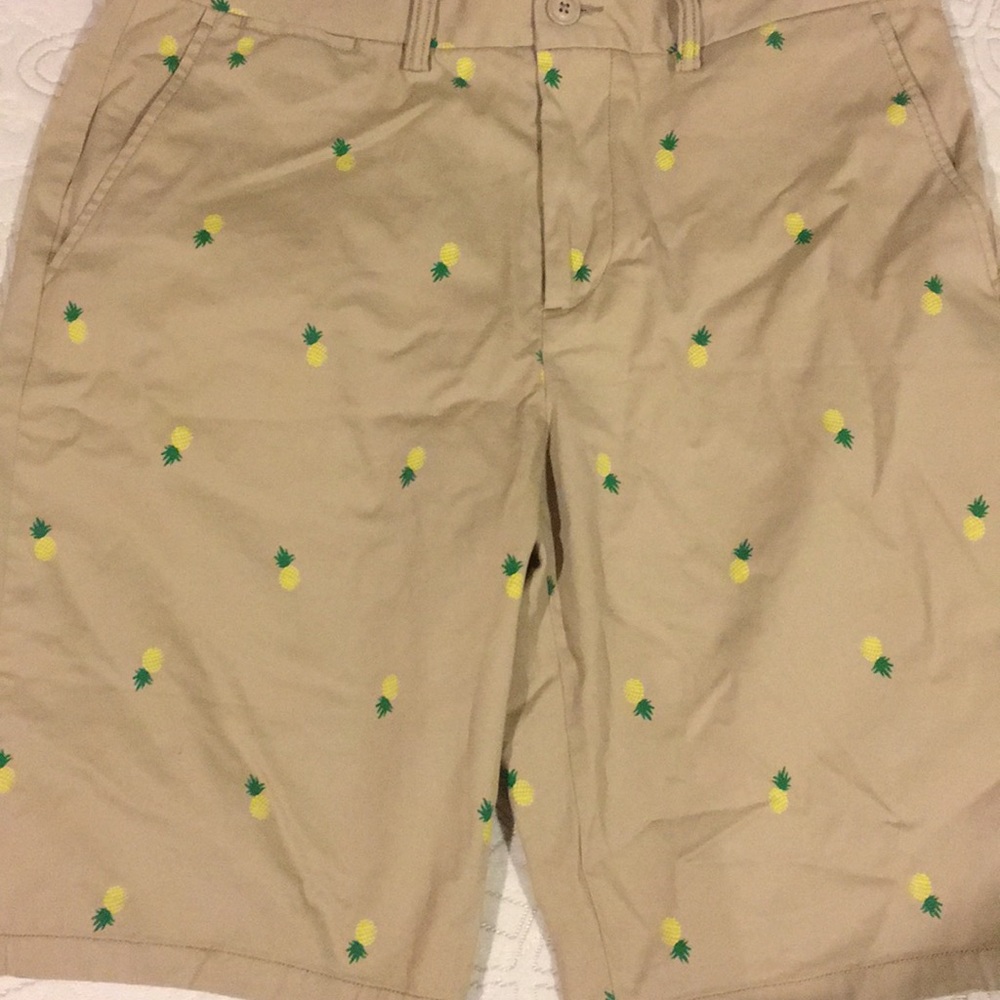 Men’s khaki pineapple print shorts 🍍